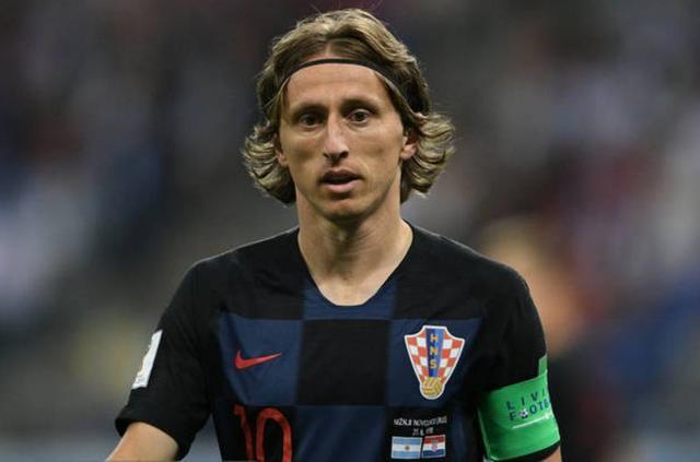 半场战报：尤文2-1卡利亚里，伊尔迪兹双响，弗拉霍维奇伤退