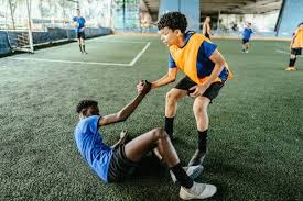 “罗马队友基情互动”，德罗西赛后新闻发布会被哲科亲吻